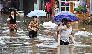 Ливень с градом убил десятки китайцев Ливень с градом убил десятки китайцев