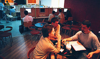 У клиентов кафе исчезали деньги с карт У клиентов кафе исчезали деньги с карт