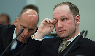 В Брейвика в суде полетел ботинок В Брейвика в суде полетел ботинок