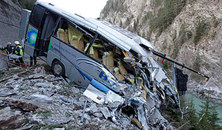 Пассажирский автобус упал в пропасть в Перу Пассажирский автобус упал в пропасть в Перу