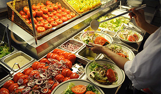 Готовые салаты отравили людей в ТЦ Готовые салаты отравили людей в ТЦ