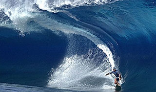 Серфингист "оседлал" рекордную волну Серфингист "оседлал" рекордную волну