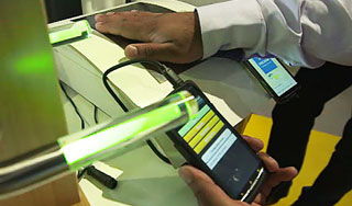 Тело человека подключили к гаджетам Тело человека подключили к гаджетам