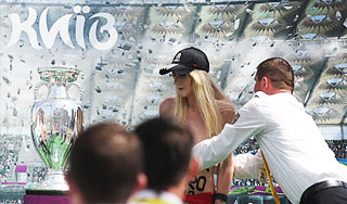 Активистка FEMEN повредила кубок УЕФА Активистка FEMEN повредила кубок УЕФА