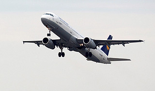 Самолет аварийно сел в Красноярске Самолет аварийно сел в Красноярске