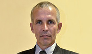 Чиновник повесился на российском флаге Чиновник повесился на российском флаге