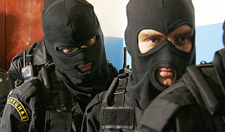 Спецназ взял штурмом дом аферистов Спецназ взял штурмом дом аферистов