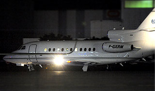 В самолет президента Франции попала молния В самолет президента Франции попала молния