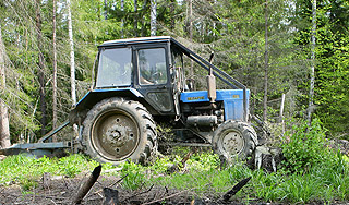 Трактор сбил людей на автобусной остановке Трактор сбил людей на автобусной остановке