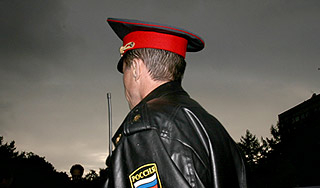 Полицейский вытащил девочку из болота Полицейский вытащил девочку из болота