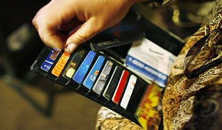 Россиян лишат зарплаты наличными Россиян лишат зарплаты наличными