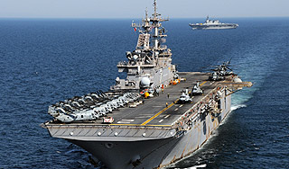 Военный корабль США протаранил танкер Военный корабль США протаранил танкер