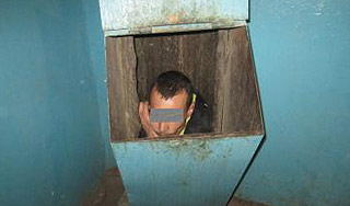 Тюменец спасся от подруги в мусоропроводе Тюменец спасся от подруги в мусоропроводе