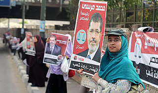 Египтяне построили гигантскую живую цепь Египтяне построили гигантскую живую цепь