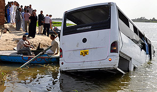 Тонущий автобус унес жизни десятков людей Тонущий автобус унес жизни десятков людей