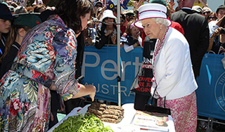 Елизавета II накормила монархов клубникой Елизавета II накормила монархов клубникой