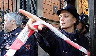 Взрыв убил учениц итальянского лицея Взрыв убил учениц итальянского лицея