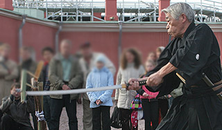 Японец изрубил риэлторов самурайским мечом Японец изрубил риэлторов самурайским мечом