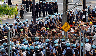 Полиция Чикаго отразила атаку на саммит Полиция Чикаго отразила атаку на саммит