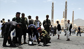 В Йемене смертник взорвал военный парад В Йемене смертник взорвал военный парад