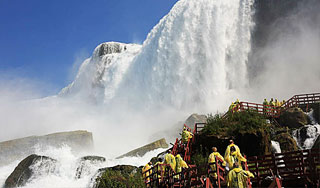 Самоубийца выжил после прыжка в Ниагару Самоубийца выжил после прыжка в Ниагару