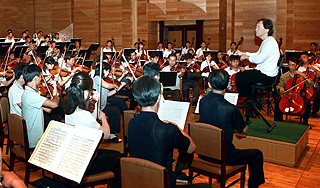 В Китае уволили за мат музыканта из России В Китае уволили за мат музыканта из России