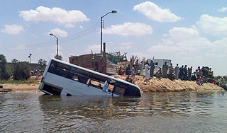 В Индии автобус с паломниками упал в реку В Индии автобус с паломниками упал в реку