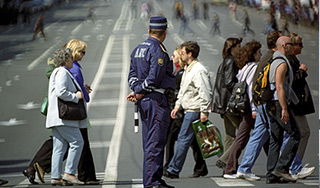 На пешеходов наденут светящиеся браслеты На пешеходов наденут светящиеся браслеты