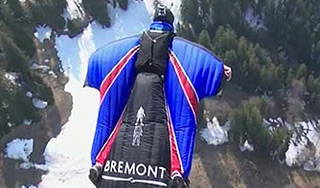 Каскадер пролетел 730 метров без парашюта Каскадер пролетел 730 метров без парашюта