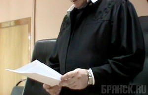 Вынесли приговор трем парням, до смерти забившим прохожего