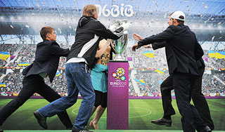 Активистка FEMEN уронила кубок Евро-2012 Активистка FEMEN уронила кубок Евро-2012