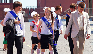 В России начинаются "последние звонки" В России начинаются "последние звонки"