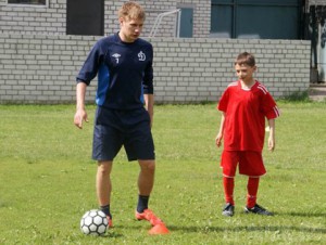 Динамовец Сорокин поделился мастерством с юными футболистами