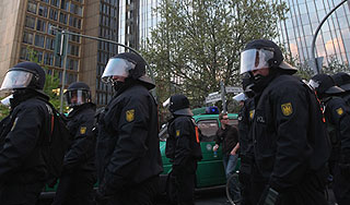 Снайпер открыл стрельбу по финнам Снайпер открыл стрельбу по финнам