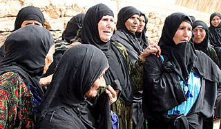 В Сирии расстреляли десятки мирных жителей В Сирии расстреляли десятки мирных жителей