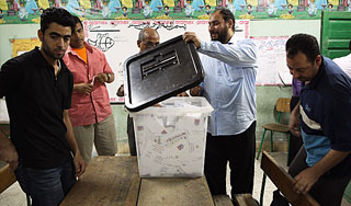 В Египте подсчитывают голоса и жалобы В Египте подсчитывают голоса и жалобы