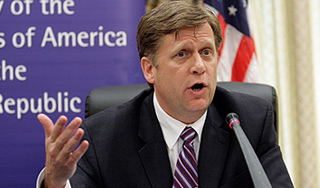 МИД России напомнил Макфолу об этикете МИД России напомнил Макфолу об этикете