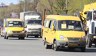 Переполненная маршрутка протаранила джип Переполненная маршрутка протаранила джип