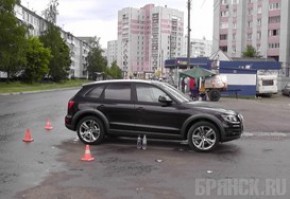 Пенсионерка попала под колеса машины возле своего дома