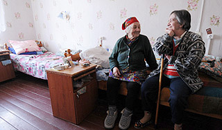 Девушку поселили в дом престарелых Девушку поселили в дом престарелых