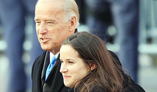 Дочь Байдена вышла замуж за хирурга Дочь Байдена вышла замуж за хирурга