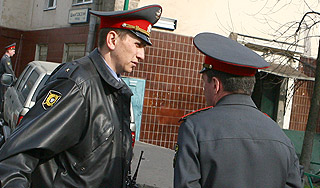 Мать заперла маленьких детей в квартире Мать заперла маленьких детей в квартире