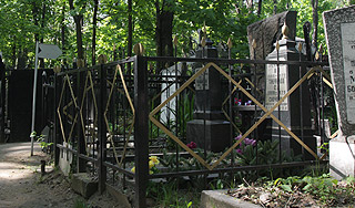 Москвич "нанизал" себя на могильный штырь Москвич "нанизал" себя на могильный штырь