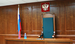 Подсудимый ранил двух судей ножом Подсудимый ранил двух судей ножом