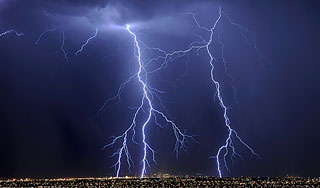 Молния вызвала крупный пожар в Москве Молния вызвала крупный пожар в Москве