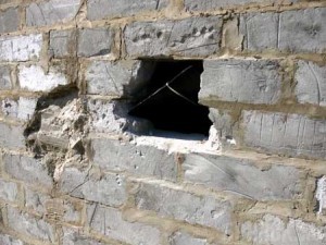 В Климовском районе шпана разобрала стену магазина