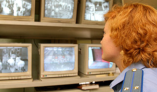 Школьницы заставили ровесницу лизать обувь Школьницы заставили ровесницу лизать обувь