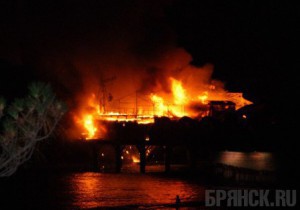 В Сочи сгорел "плавающий" в море клуб Пожар в клубе "Платформа". Фото: СОЧИ-24, Сергей Лебешев