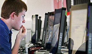 Сын зарезал мать и сел играть в компьютер Сын зарезал мать и сел играть в компьютер