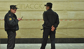 Хулиган столкнул женщину под поезд метро Хулиган столкнул женщину под поезд метро